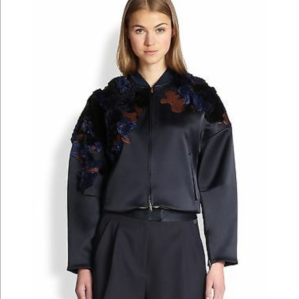 Barely worn this jacket and deserves a new home!